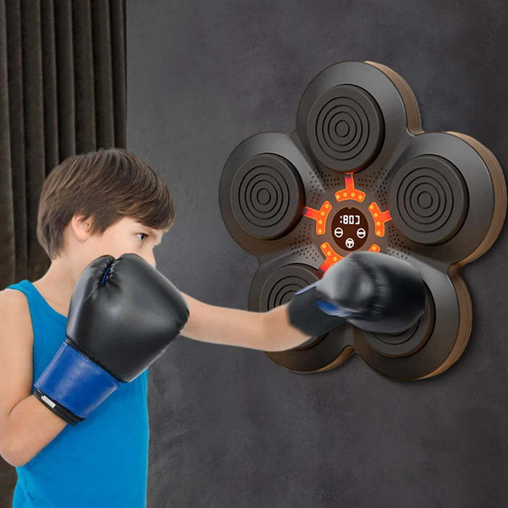 Enfant qui utilise la Station de Boxe Murale Intelligente