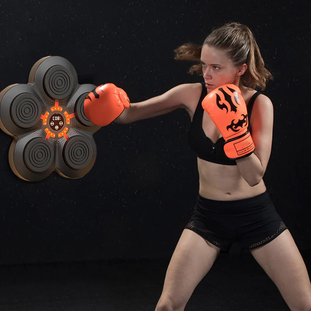 Femme qui utilise la Station de Boxe Murale Intelligente