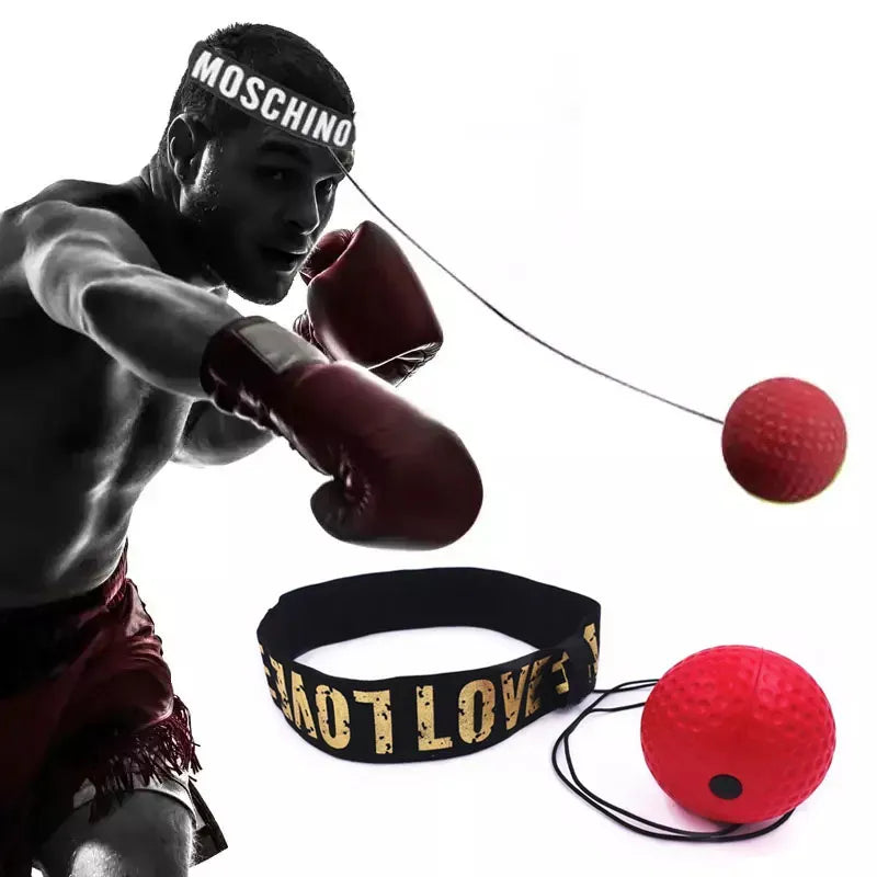 Homme qui s'entraine avec Bandeau Balle Boxe