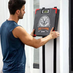 Homme qui installe une Cible Kezhan