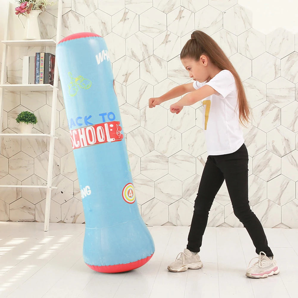 Fillette qui pousse le Sac Gonflable avec Cibles