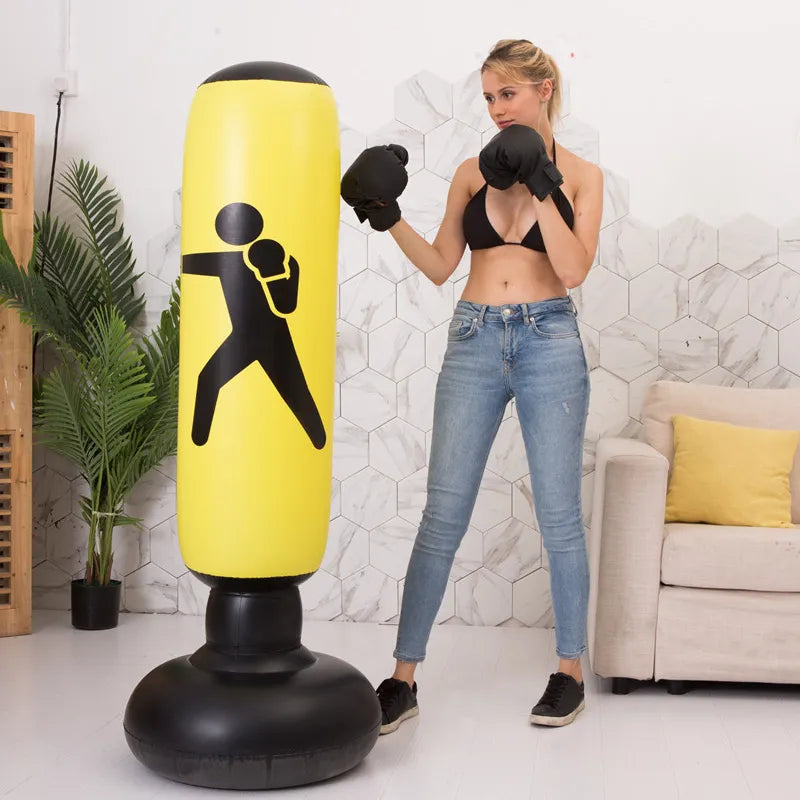 Femme avec Tube de Boxe Gonflable jaune et noir
