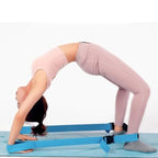 Femme qui fait le pont avec Élastique souplesse