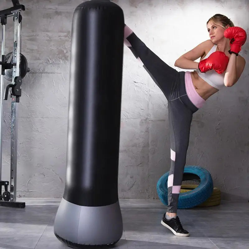 Femme qui met un coup de pied dans un Sac Gonflable Loisir