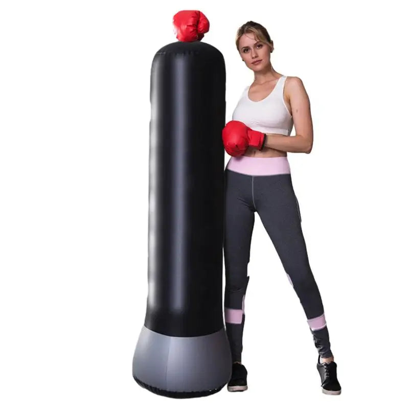 Femme à coté du Sac Gonflable Loisir