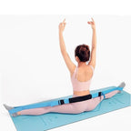 Élastique souplesse femme qui fait un grand écart