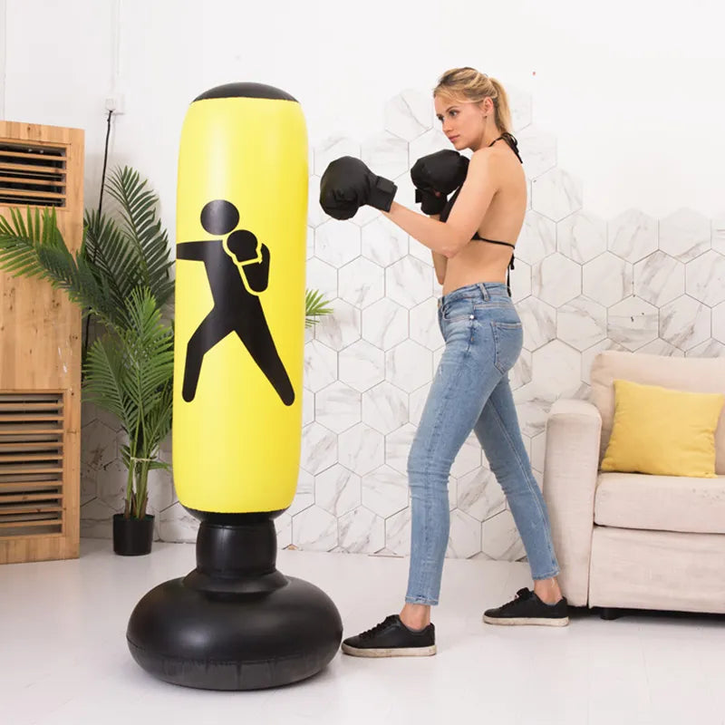 Femme qui s'entraine avec un Tube de Boxe Gonflable